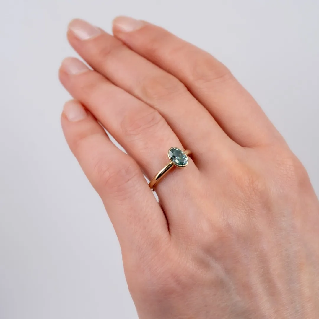 /public/photos/live/green oval cut ring (1).webp
